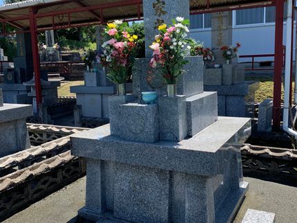 くらし応援隊 Tryサービスのお墓参り代行サービス 献花と清掃も承りますの写真