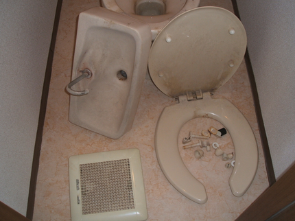 (有)オフィスサトーの●臭い、尿石など除去●便座など分解可能な限り分解作業の写真