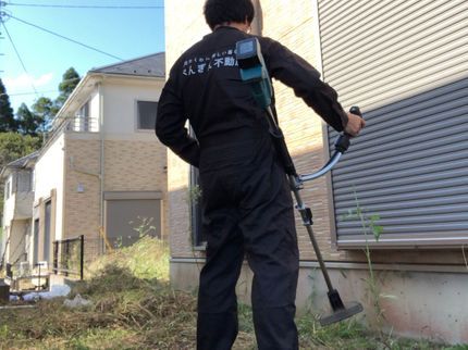 ぺんぎん不動産の一戸建て、アパートの雑草を一時的に綺麗にします!短時間でできる範囲なので格安ですの写真