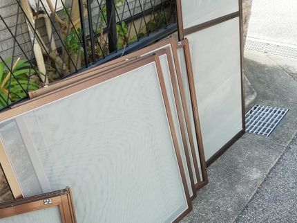 田中栄吉郎商店の網戸の張替え致します。網戸張り替えて清々しい空気取り込みませんか、、、の写真