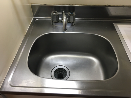 有限会社広島ビル・メンテのキッチン洗浄 スチームを使って細かい所まで油汚れを取り除きます。paypay可の写真