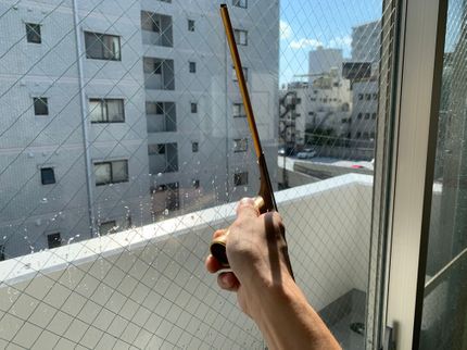 SSの窓に付着した汚れをプロの技術で除去します!ベランダもセットでとってもお得!の写真