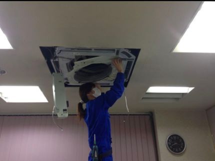 C&Sの某空調メーカーサービススタッフ ドレン排水異常対策ドレン配管洗浄、外機洗浄込みの写真