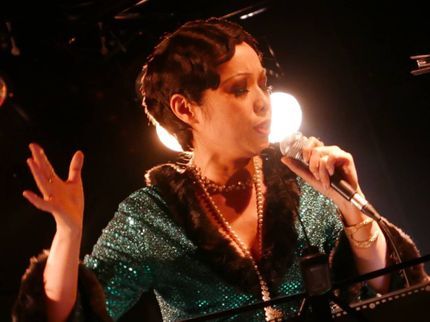 シャンソン姉さん 蒻崎今日子のシャンソン姉さんがオリジナルのシャンソン漫談でパーティーを盛り上げるわ~の写真