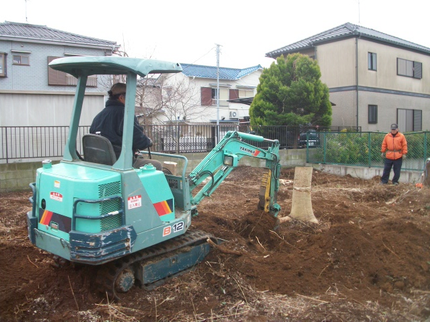 岡野 造園の師走関東の風に注がれて剪定に励む園丁八街市に憩うの写真