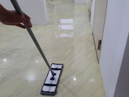 株式会社ナインサービスの隅の汚れも見落とさず綺麗に磨きます!の写真