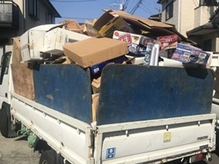 片付け回収SOSのどんだけゴミあっても可能!2トントラック1台積み切り¥55,000の明瞭会計ですの写真