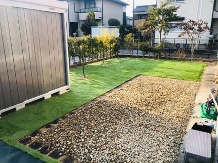 草刈り屋 フォールリバーの草刈り屋フォールリバー 人工芝施工 防草シートザバーン対応◉土日祝可◉砂利敷きもの写真