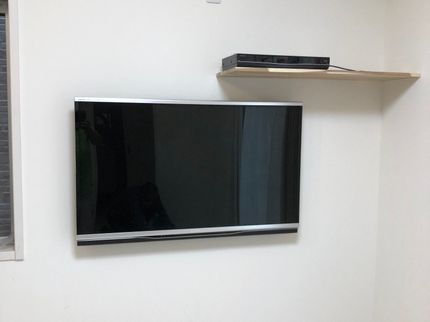 ベストワークスの壁掛けテレビ専門 !テレビ周辺をトータルで 配線を隠す作業 テレビ台フロート取付の写真