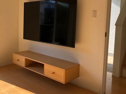 ベスト・クリーニングの壁掛テレビ !テレビ周辺をトータルでお任せ 配線を隠す作業 テレビ台フロート作業の写真
