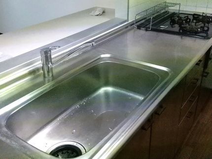 お家の便利屋 ジョイントアップのシンク、コンロ、レンジフード(換気扇)、壁など一式クリーニングを行ないます。の写真