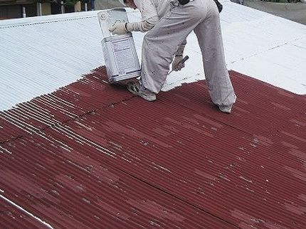 南大阪ペイントセンターのトタン屋根塗装は、一般的な塗料では無く、専用の塗料を使った塗装を行いますの写真