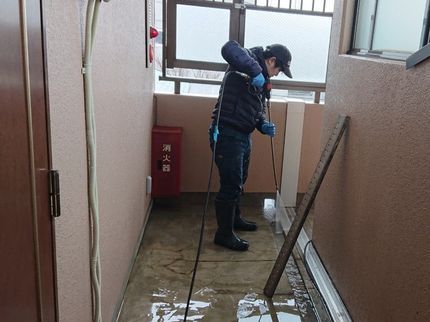 清掃サービスの大善 ダイゼンの側溝・網戸・サッシのクリーニング 目黒駅前TOEIC800店長が実施します。の写真
