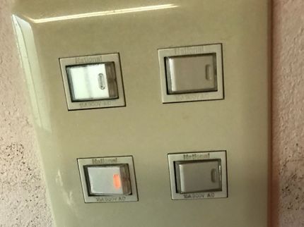 三好ネット 日本おそうじ代行中庄店の古い、少ない、足らないなど、コンセントとスイッチ修理の専門電気工事士の写真