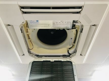 リノハンズの熊本県内全域対応可能。エアコンクリーニング天井埋め込みタイプの写真
