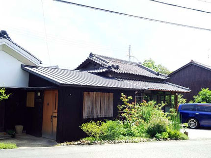 もやい工房、もやい建築事務所の基本的には草刈機で草刈の写真