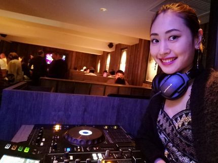 【日英バイリンガル】パーティー、イベント司会の★女性現役モデル★イベント実績多数の現役DJ!★ご希望に沿った選曲で盛り上げますの写真
