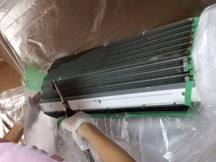 ことりとうさぎのお掃除屋さんの女性スタッフのエアコンクリーニングの写真
