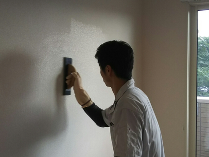おそうじこころの壁紙がキレイになるとお部屋の印象が見違えます。一度試してみませんか!の写真