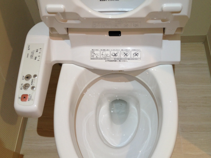 ライブのトイレのクリーニング&コーティング 綺麗になるだけではなく次の汚れもつきにくいの写真