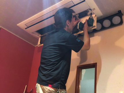 株式会社便利屋 竹内商店の天井埋め込みエアコン開けてびっくりカビだらけ!の写真