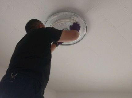 便利屋 ライフパートナーズ札幌の【高所の電球交換】生活に安心を!あなたの暮らしのパートナーの写真