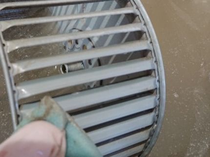 エム サポートの特殊洗剤で 油汚れを取ります。お任せください。 コロナ対策実施の写真