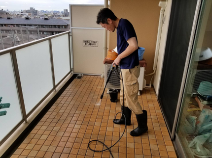 大阪おそうじ便の最短5/18~OK!【ベランダ清掃】普段掃除しないベランダを綺麗快適にします!の写真