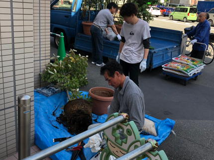 よっすぃ~農園緑化事業部の【造園業14年☆庭園管理士】微生物を育てるところから土作りの技術を生かします!の写真