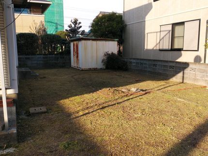 緑彩ガーデンの一度草を刈った後に細かなところはもう一度仕上げを行ってキレイにしあげます。の写真