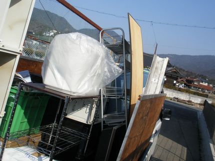 株式会社グローバルの軽トラックで伺います。だいたいの物は不用品回収できます。お引越しも同時にできますの写真