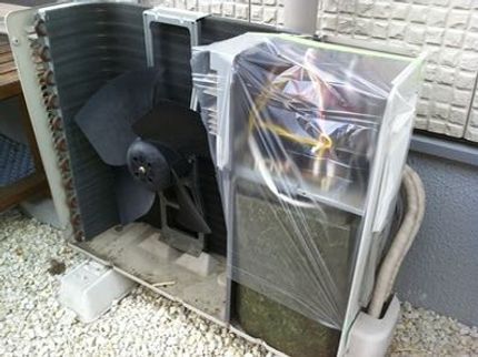 樋口建設の 手作業で細かくクリーニングを致します。の写真