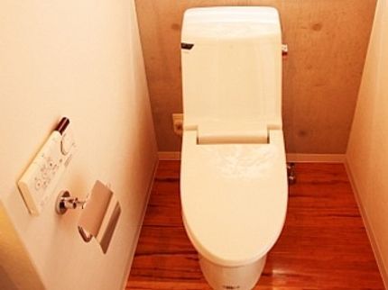 ポライトサービスのトイレ便器、便座分解洗浄、床清掃の写真