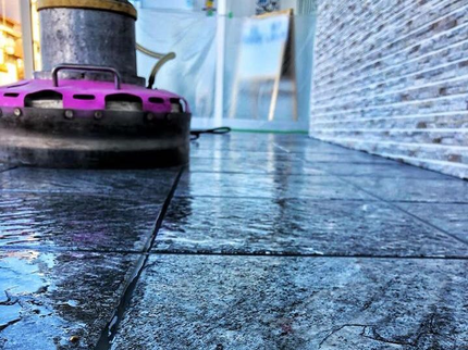 シンボルの防滑!雨や水などで濡れた床での「転倒」をしっかり防止!の写真