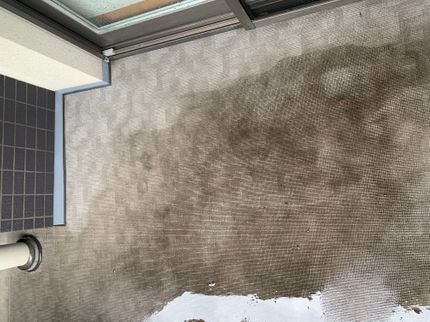 SSの業務用掃除機+高圧洗浄機+洗剤使用の手作業でベランダを清潔で快適な空間にします。の写真