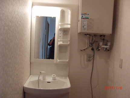 クリンネス宮本の曇った鏡や水垢がこびりついた蛇口回りもピカピカにクリーニング!の写真