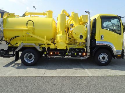 株式会社 健康舎の【熊本市】(株)健康舎グリストラップ清掃3t・4t・10t車を揃えております。の写真