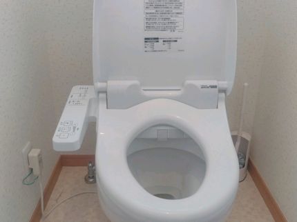 萬工事本舗仙台支店の量販店で購入した 温水洗浄便座を取り付けいたします。の写真