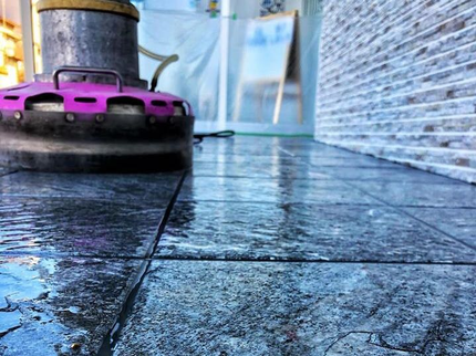 シンボルの防滑!雨や水などで濡れた床での「転倒」をしっかり防止!の写真
