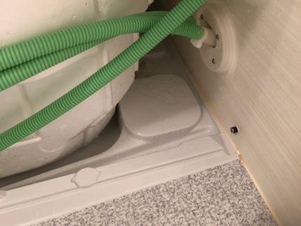 NeXTの【完全自社施工】高圧だけに頼らず細かな手作業で鏡研磨エプロン排水溝周りも徹底洗浄の写真