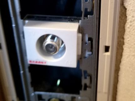 株式会社TMSコンサルティングのTV、オーディオ機器の配線、TVの壁掛け(壁内配線含む)を行います。の写真