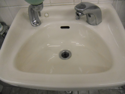 三愛メンテナンスの★他の水回りとセットで★洗面台清掃プラスコーティング1万円でできます♬の写真