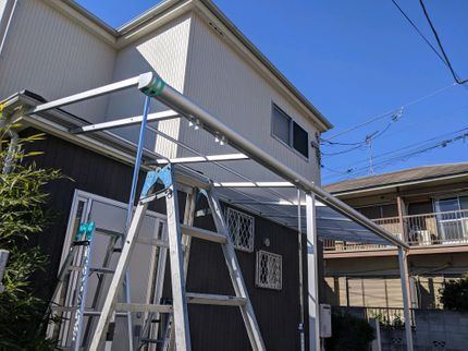オーシャンネイチャーアイランドグループの通路、バルコニー、テラスが雨でびちょびちょ!そんな時の屋根設置お任せください。の写真