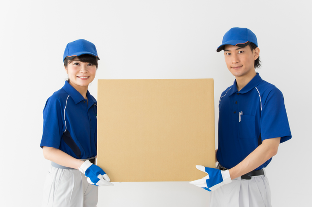 ダンボールを持つ引越しスタッフ