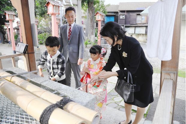 神社にいる家族4人