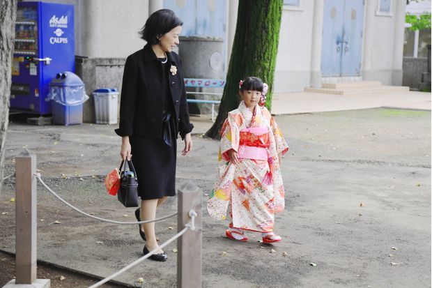 お母さんと娘が横に並んでいる