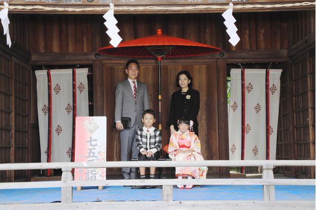 家族4人が七五三のお参りに来ている