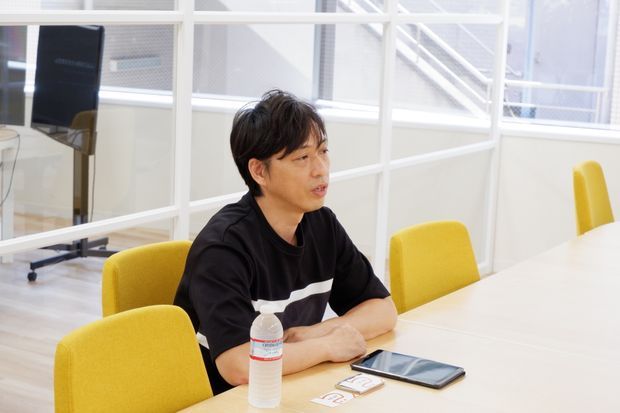 黄色の椅子に座っている男性