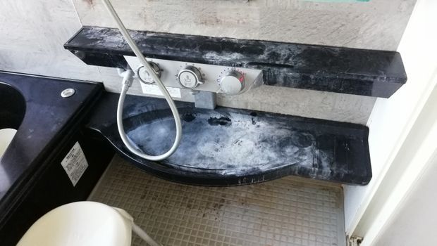 汚れている浴室