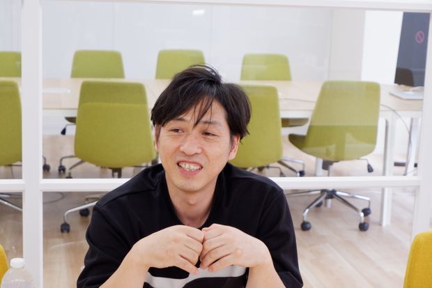 正面を向いている笑顔の男性
